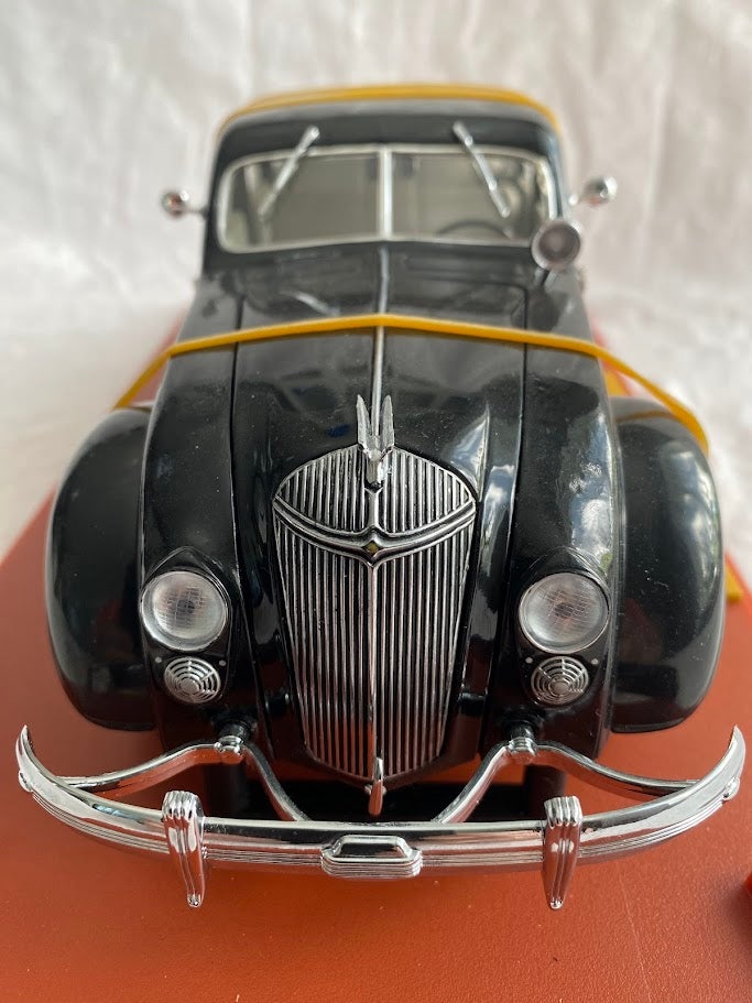 Modelbil, Chrysler Airflow Police Car. 1936. Signature,