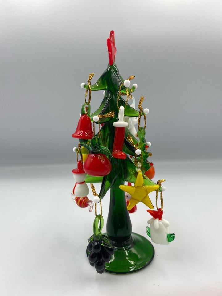 Juletræ og pynt i glas.