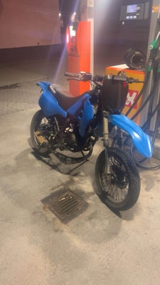 Suzuki smx 50cc, 2005, blå, Suzuki smx 50 2005
Jeg har denne Suzuki smx 6 gearet som der er lavet ba