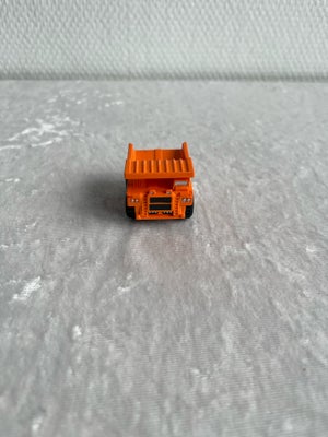 Truck - orange , Micro Machines, En ældre orange truck mærket LGTI 1991. 30kr. Ishøj.
MIKRO MASKINER