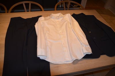 Jakkesæt, og hvid skjorte Selected Homme, str. EU 46, Mørkeblåt
jakke EU 46
Bukser EU 46
Skjorte 36 