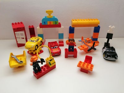 Lego Duplo, Mc Queen, Biler, Lille Fly samt forskellige Figurer og Klodser, Sælges som vist på bille
