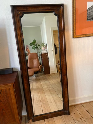 Figurspejl, b: 70 h: 175, Antik spejl i massivt træ. Kan stå på gulvet eller hænges op.
Fin stand ud