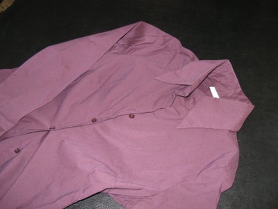 Skjorte, H&M, str. 34, Skjorte
Mærke: H&M 
Str. XS/34 
Brystvidde: 84 cm 
Længde: 58 cm 
Aldrig brug