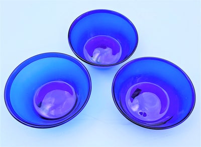 Glas, 3 gamle mælkeskåle, (nr. 5 - 6 - 7)
mælkeskåle blæst i koboltblå glas med omlagt rand og svag 