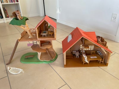 Dukkehus, Sylvanian, Sylvanian hus og træhytte, incl. alt der ses på billederne. Der er knækket en l