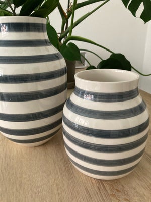 Vase, Vase, Kähler, 2 store Kähler Omaggio vaser i keramik
De står som nye
Large måler 30,5 høj og 1