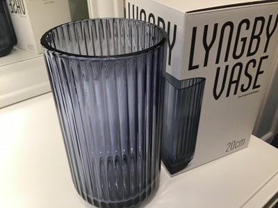 Vase, Ny Lyngby Vasen - 20 cm - Blå Glas, Lyngby Vasen, Ny vare. Se foto
Ny Lyngby Vasen - 20 cm - B