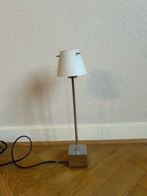 Lampe, KOM MED ET BUD!

Fin lille bordlampe med porcelæns skærm 
Mål: 37 cm 

KOM MED ET BUD!