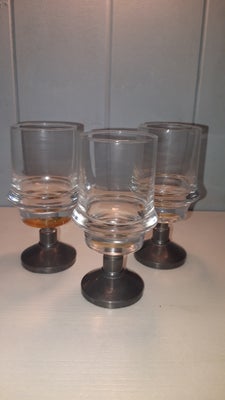 Glas, Glas på tinfod, Måler 10 cm i højden. Diameter er 4 cm. Glassene har fødder af tin.
50 kr for 