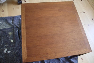 Lampebord, stemplet med s.t made in denmark, teaktræ, b: 55 l: 55 h: 45, lille velholdt massivt teak