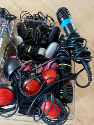 Playstation 2, Rimelig, Playstation 2 med MASSER af tilbehør og spil. 

4 Buzz konsoler.
2 Singstar 