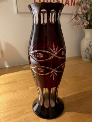 Glas, Vase, Bøhmisk krystal, Højde 32 cm
Diameter på det bredeste sted ca. 11 cm
Diameter i toppen 9