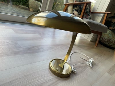 Christian Dell, Kaiser Idell 6751 , skrivebordslampe, Messing lampe. 

Den originale ledning er skif