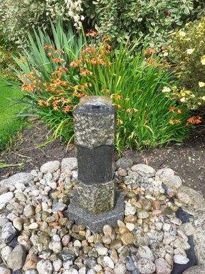 Springvand, Have springvand/fontæne Granit med pumpe Højde 55 cm. ny pris ca. 1800. er afmonteret. I