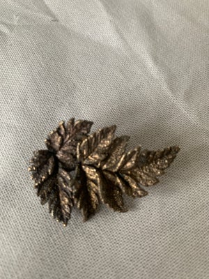 Broche, forgyldt, Flora Danica, Vintage smykke broche. Forsølvet over et blad og forgyldt. 