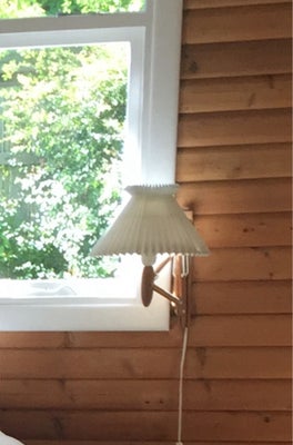 Væglampe, Le Klint, Sakselampe i teak. 
Kan afhentes i Hornbæk eller Charlottenlund. 