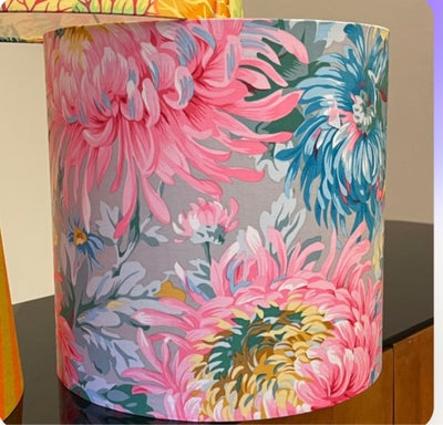 Lampeskærm, Smuk lampeskærm fra “Shades by Igenibrug”. H25xØ30 cm. Nypris 450 kr. 