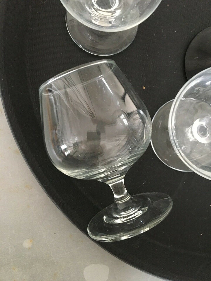 Glas, 4 cognac glas og karaffel, og 4 rødvinsglas på sort fod