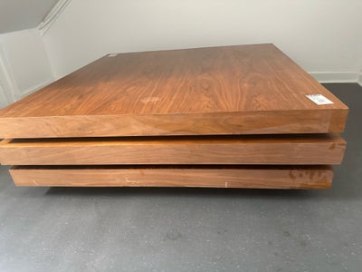 Sofabord, Stort kvadratisk sofabord i fineret teaktræ. Virkelig flot og unik bord. Med plads til tin