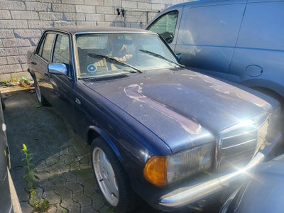 Mercedes 300, Diesel, aut. 1984, km 670000, blå, 4-dørs, centrallås, 18" alufælge servostyring, Har 