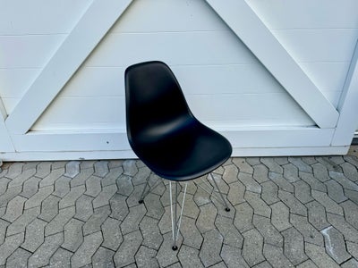 Eames, DSR, Stol, Eames DSR stole i sort plastic med krom stel. Produceret af Vitra. God stand med f