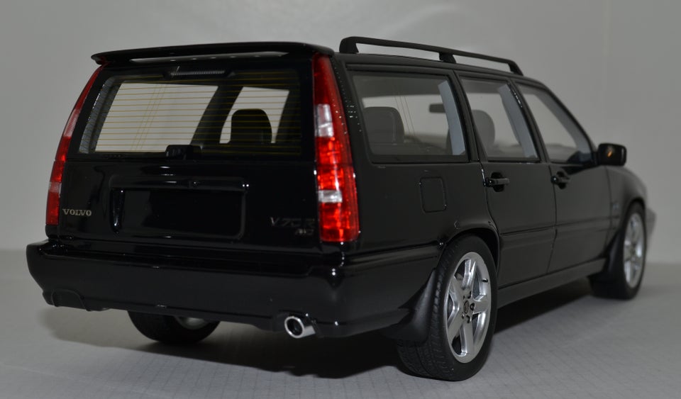 Modelbil, DNA Volvo V70R, skala 1:18