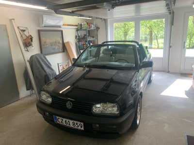 VW Golf III, 1,8 Cabriolet aut., Benzin, 1994, km 148000, sort, nysynet, 2-dørs, bilen er nysynet d.