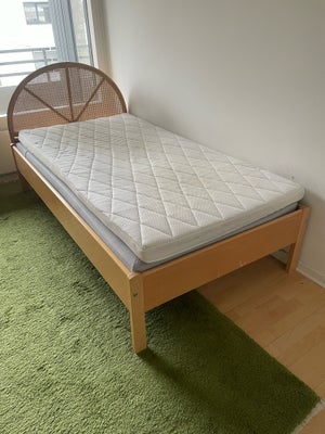 Enkeltseng, b: 120, Flot velholdt bred seng med løst sengehoved. Afhentes i Holte for  kr 400