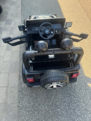 El bil til børn , Jeep, Jeep Wrangler Rubicon sort med lædersæde og gummihjul.
Den har fremadgående 
