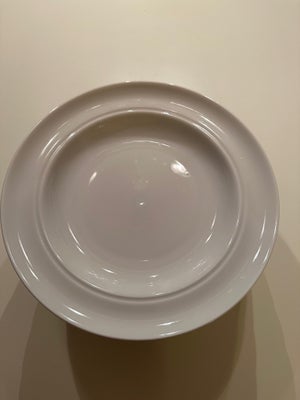 Porcelæn, Hvide tallerkener, 11 stk. tallerkener som både kan bruges som almindelige eller dybe sælg