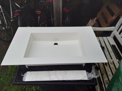 Håndvask, Copenhagen Bath, Stand: Ubrugt
Materiale Solid surface/Corian
Mål: 80x46 cm.
Tykkelse: 1,2