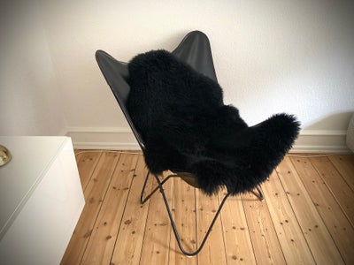 Flagermusstol, 
Flagermusstol i sort tykt læder

Der medfølger fåreskinds tæppe som kan bruges til s