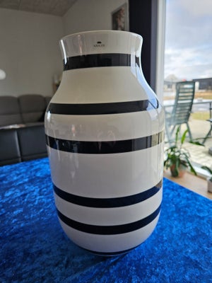 Vase, Vase, Kähler Omaggio vase, Vase, Kähler Omaggio sot/hvid- udgået model.
H 37,5 
Kun stået til 