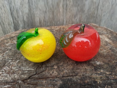 Glas, Glasæbler, gult/rødt, se opslag, 80 kr/stk!

---

Gult æble: Ca. 6,5 cm høj/6,3 cm i diameter.