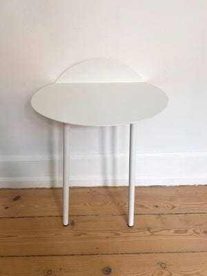 Sidebord, Menu Audo Yeh wall table / lille bord lav model
Metal bord med 2 ben. Skal skrues fast i v