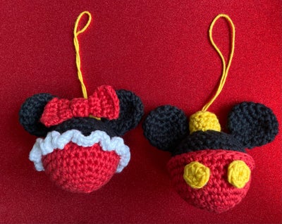 Julekugler  hæklet, Hæklet Mickey & Minnie julekugler 

De måler ca 8 cm

Sender gerne fra røgfrit h