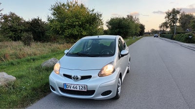 Toyota Aygo, 1,0 Plus Blue, Benzin, 2009, km 142000, sølvmetal, nysynet, 5-dørs, Fantastisk flot Ayg