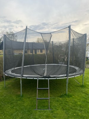 Trampolin, Stor trampolin af andet mærke sælges billigt. Den har 2 sæsoner på bagen men er fuldt fun