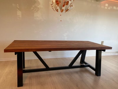 Spisebord, Teak l: 233, Nybehandlet spisebord i massivt teaktræ, som har et moderne og rustiskt look
