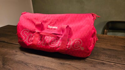 Dufflebag, Supreme, Supreme Duffle Bag (FW18) Red

Næsten ubrugt Supreme dufflebag fra FW18 kollekti