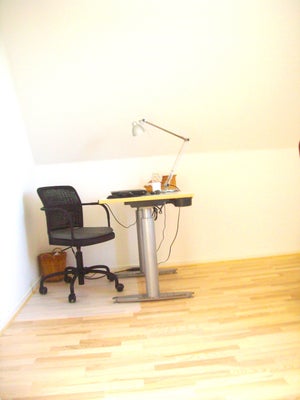 Arbejdsbord, Duba, b: 100 d: 60, Lille hæve-sænkebord
Praktisk, lille, velfungerende elektrisk hæve-