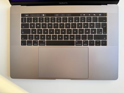 MacBook Pro, 15" Retina Skærm.
2,6 GHz I7
16 GB Ram
256 GB SSD Harddisk
Købt fra ny juni 2017 model 