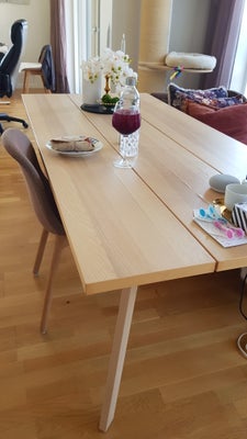 Spisebord, YPPERLIG, b: 90 l: 200, HAY x IKEA samarbejde.
Budgetvenligt plankebord i en rigtig god s