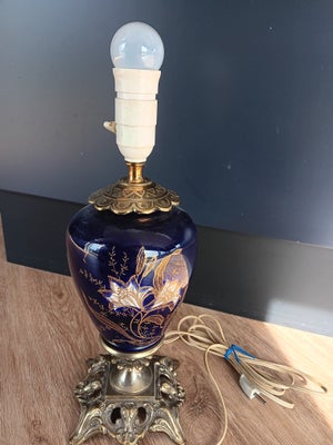 Lampe, Rigtig flot porcelæn bordlamper,  salgs for 100 kr. Du kan ringe eller sende sms på tlf. 2442