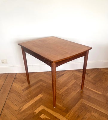 Spisebord, Arkitekttegnet spisebord i med to stole, Spisebord i håndværksmæssig kvalitet fra Dansk M