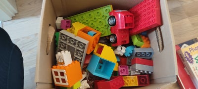 Lego Duplo, Bonnegård og brandstation, En kasse med duplo figurer, dyr og brandbil, bondegård og bra
