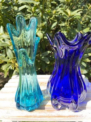 Vase, Glasvaser, Flotte glasvaser af ældre dato. Højde ca. 16,5 cm. (mørkeblå) og 20 cm. (lyseblå). 