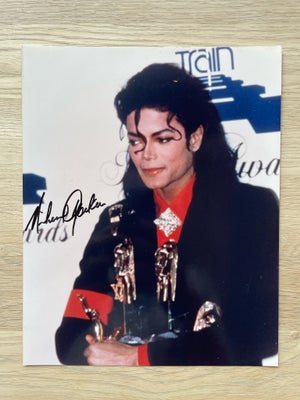 Autografer, Michael Jackson Autograf, Original Michael Jackson Autograf i flot stand. 

Selve billed