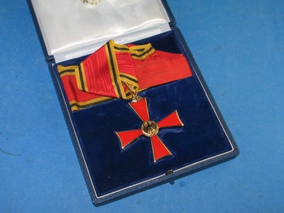 Orden, Bundesverdienstkreuz i Æske, Tysk Grosse Bundesverdienstkreuz, i etui.

Måler 61x61 mm.

Desv